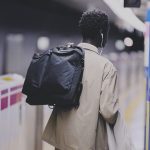 テック素材のディクロス ソロを用いて現代的にアップデート。ソリッドな印象を演出し、街に溶け込む洗練されたデザインへと昇華させている