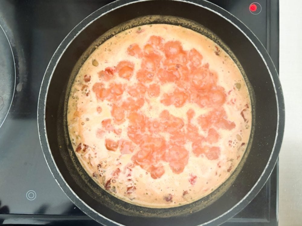 焦げ付かないように火加減を調節しつつ、ときどき小鍋を揺らします