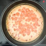 焦げ付かないように火加減を調節しつつ、ときどき小鍋を揺らします