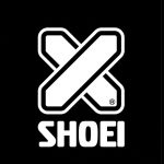 SHOEIブランド、第三のロゴとして登場し、新たな世代にアピール。従来のSHOEIのロゴに採用されてきた細長の六角形を活用し、Xをモチーフとしたクロスロゴは生み出された