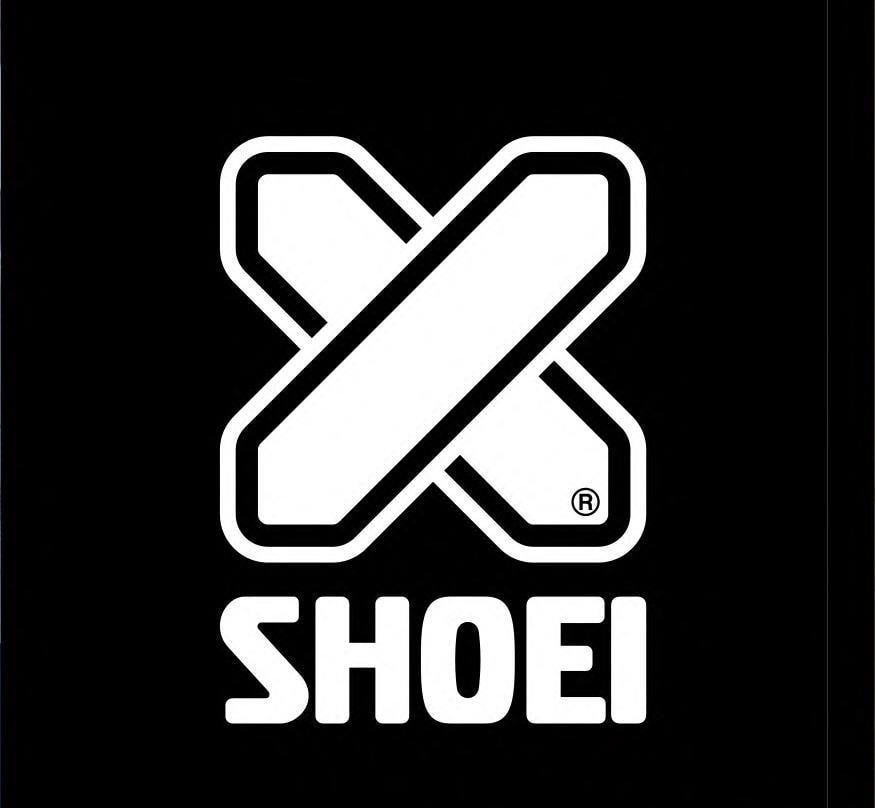 SHOEIブランド、第三のロゴとして登場し、新たな世代にアピール。従来のSHOEIのロゴに採用されてきた細長の六角形を活用し、Xをモチーフとしたクロスロゴは生み出された