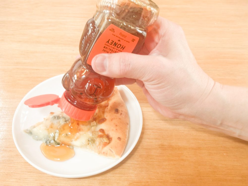 「ゴルゴンゾーラとくるみのピザ」は、はちみつをトッピングすることでまた違ったおいしさを楽しめます