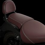 前後分割スタイルのシートは、低く設定として乗り降りを容易にし、またシート形状やクッション素材にもこだわりロングライドを快適にしてくれる