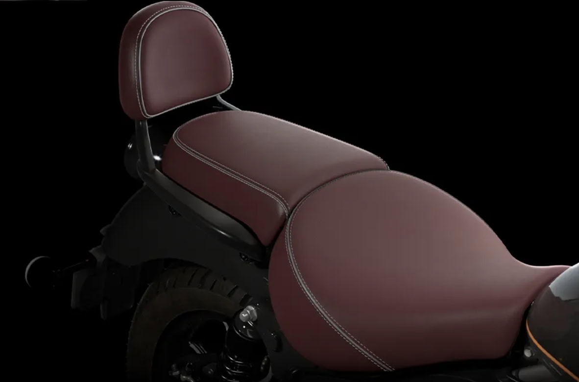 前後分割スタイルのシートは、低く設定として乗り降りを容易にし、またシート形状やクッション素材にもこだわりロングライドを快適にしてくれる