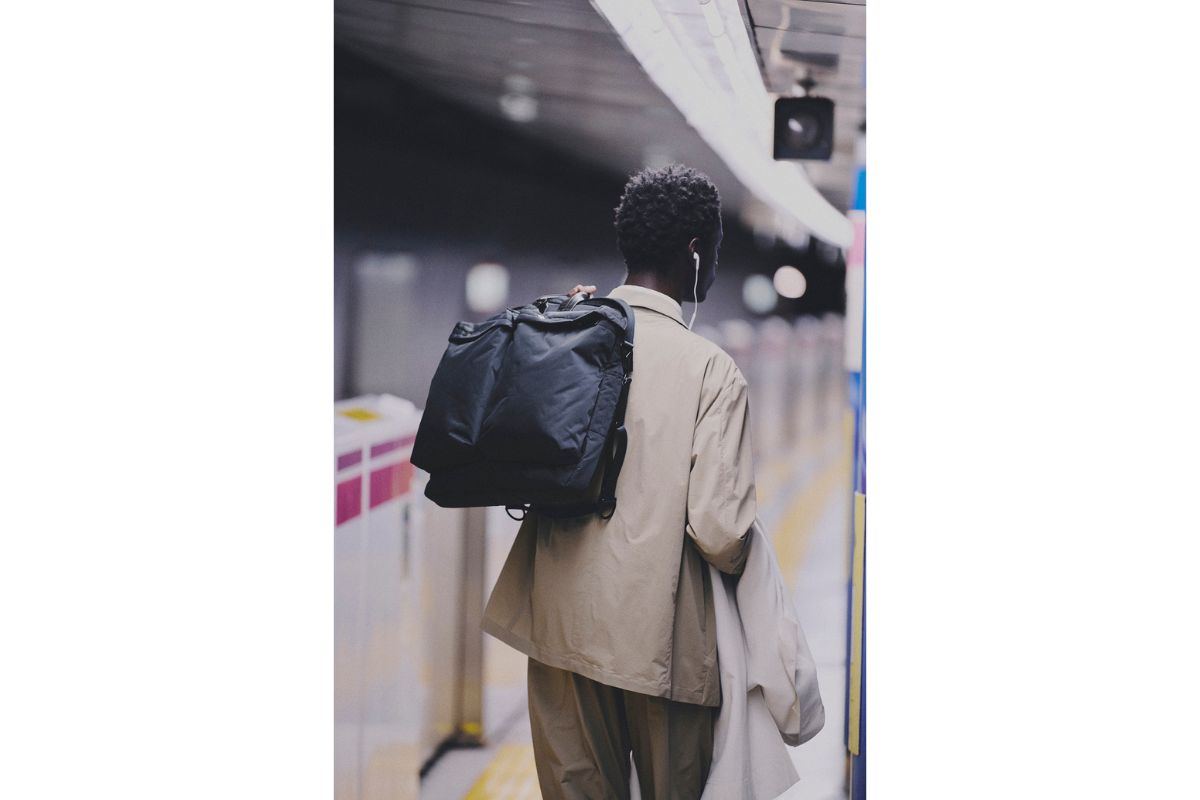 テック素材のディクロス ソロを用いて現代的にアップデート。ソリッドな印象を演出し、街に溶け込む洗練されたデザインへと昇華させている