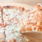 やはり本場モノのチーズが4種も乗っているせいなのか、日本製冷凍ピザとは香りも味も別格でチーズ好きにはたまりません