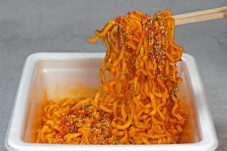 【このカップ麺がウマすぎ】ピザすぎて脳がバグるマルゲリータ味ほか、人気ブランドが本気を出した“最新コラボ焼きそば”3選