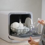 【“工事不要”が食洗機の新常識】シロカの最新卓上据え置き型「食器洗い乾燥機」は水道工事なしのタンク式or分岐水栓式の2WAY