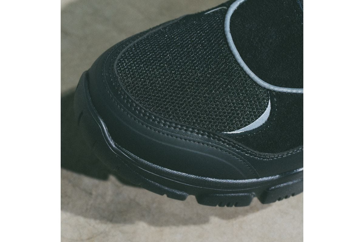 メッシュ・マイクロファイバー・スウェードを組み合わせた立体構造で快適性とデザイン性を両立