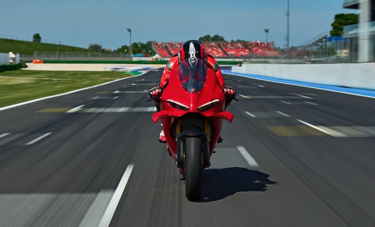 スロットルを捻ればアドレナリンが分泌され、迫力あるサウンドも迫力がライダーの気分を高揚させる