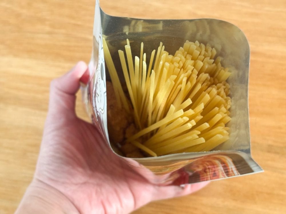 ボロネーゼ袋麺はラーメンなどと違い、パッケージを開けると薬味は小分けされてなく、平麺パスタや具材、粉末スープがダイレクトに入っています