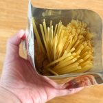 ボロネーゼ袋麺はラーメンなどと違い、パッケージを開けると薬味は小分けされてなく、平麺パスタや具材、粉末スープがダイレクトに入っています