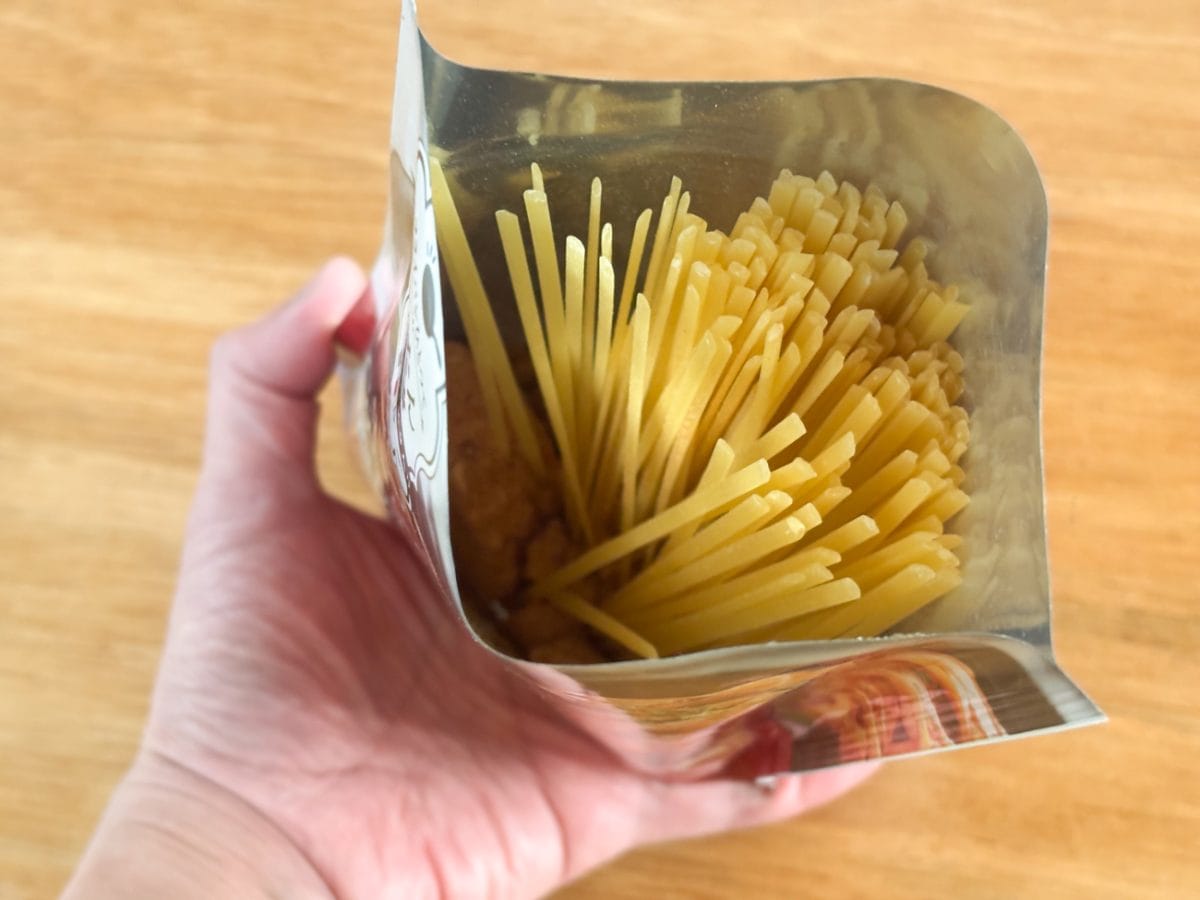 ボロネーゼ袋麺はラーメンなどと違い、パッケージを開けると薬味は小分けされてなく、平麺パスタや具材、粉末スープがダイレクトに入っています