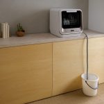 「タンク式」とは、分岐水栓の取り付け工事が不要で、本体上部の給水口から水を注いで使う、卓上据え置き型の食器洗い乾燥機のこと