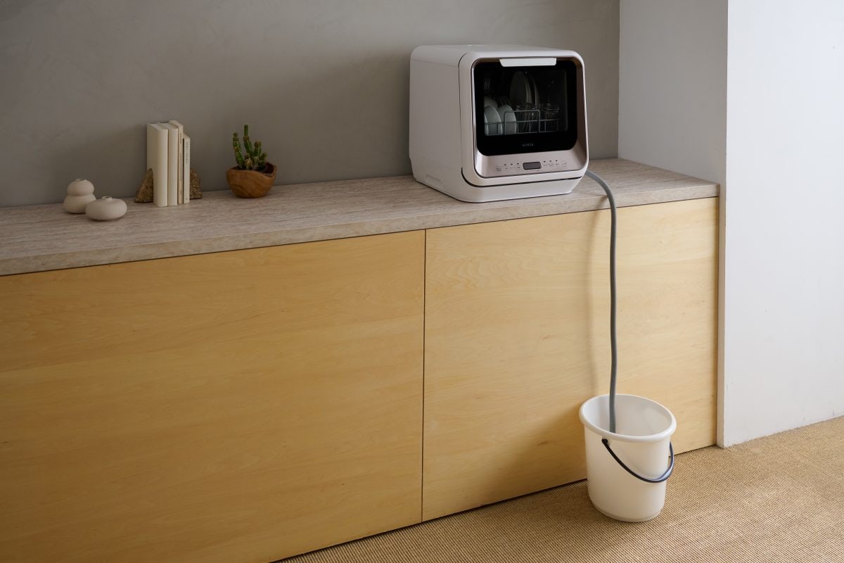 「タンク式」とは、分岐水栓の取り付け工事が不要で、本体上部の給水口から水を注いで使う、卓上据え置き型の食器洗い乾燥機のこと