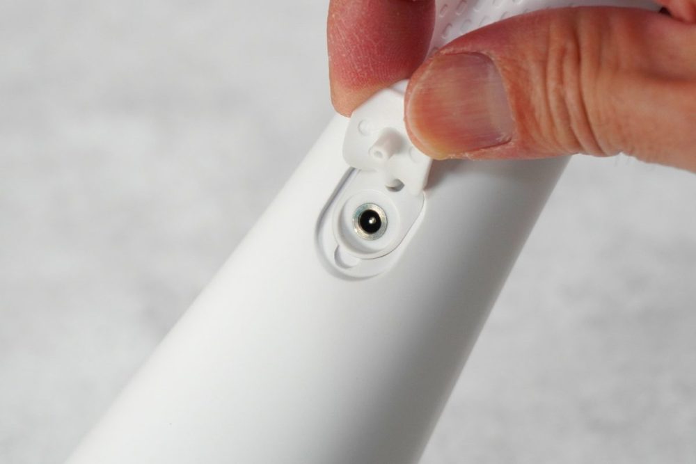 ニトリ「口腔洗浄器 NS8009」の電源コネクタ部分