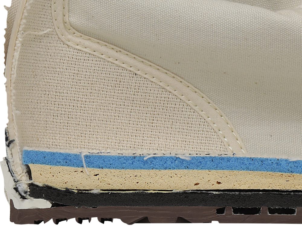 シューズ内部には快適な履き心地を実現する多重構造を採用