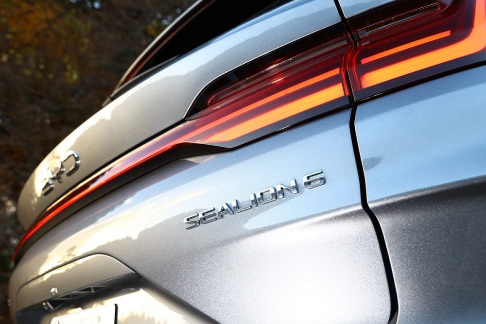 起伏に富むデザインはかなり巧妙で、高級SUVらしさを演出する