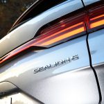 起伏に富むデザインはかなり巧妙で、高級SUVらしさを演出する