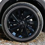 19インチのホイールは漆黒で、足元から全体の印象を引き締める