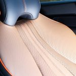 シートはオレンジのステッチとパイピングがアクセントとなっている