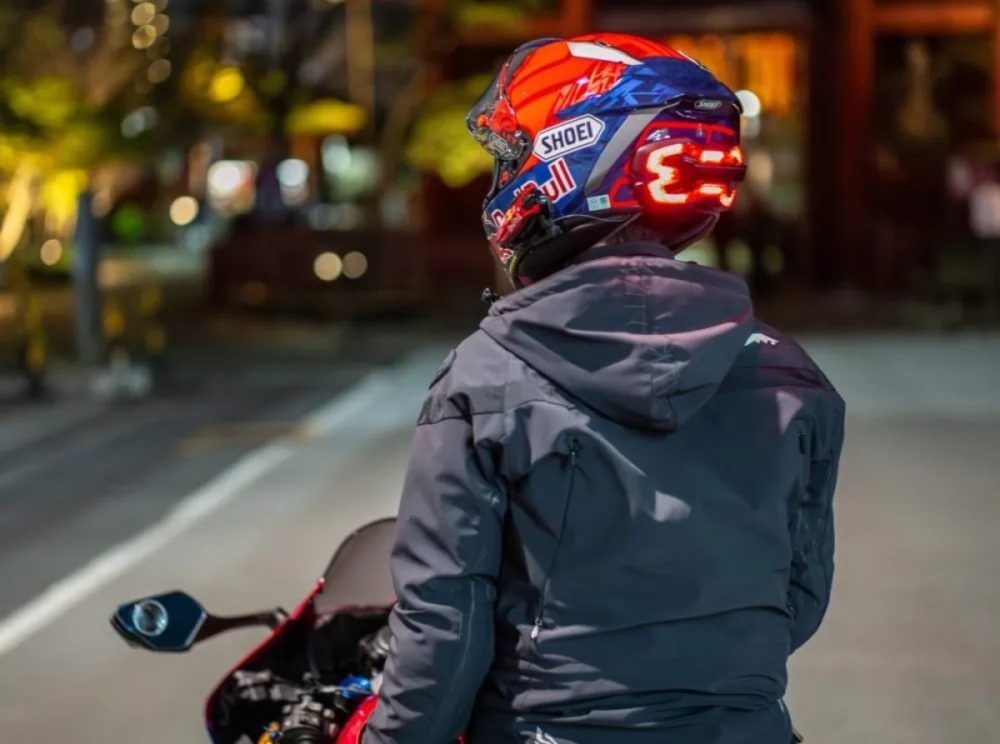 第2位　【バイク乗り必見】追突事故のリスクを劇的に下げる！ヘルメットに貼るだけ“第3のブレーキランプ”がライダーの命を救う!?