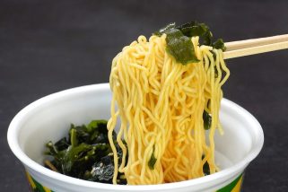 「あのカップ麺がいつの間にか…」わかめラーメンが最強に！“海鮮の味わいが抜群”＆“超大盛わかめだらけ”2種をグルメライターが食べ比べてみた