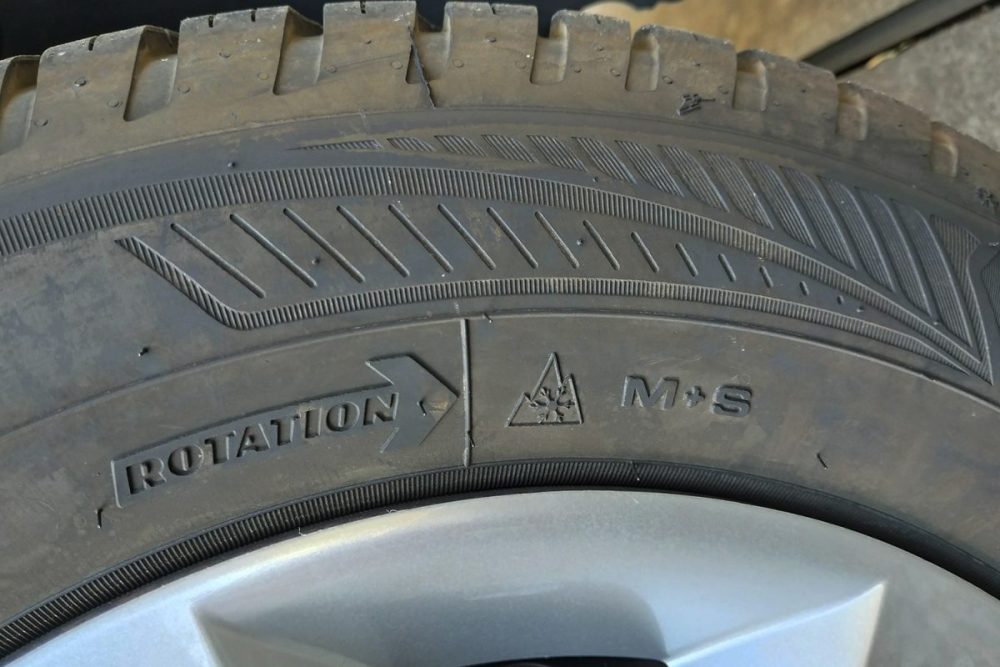 冬タイヤ規制に対応したSNOWマークが付く