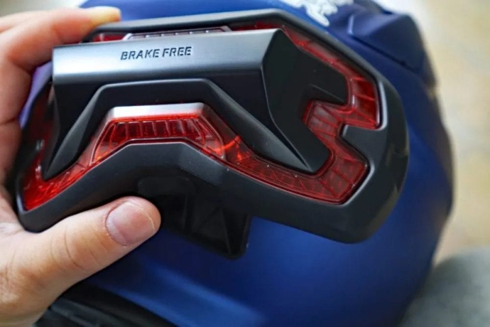 第2位 【バイク乗り必見】追突事故のリスクを劇的に下げる!ヘルメットに貼るだけ“第3のブレーキランプ”がライダーの命を救う!?