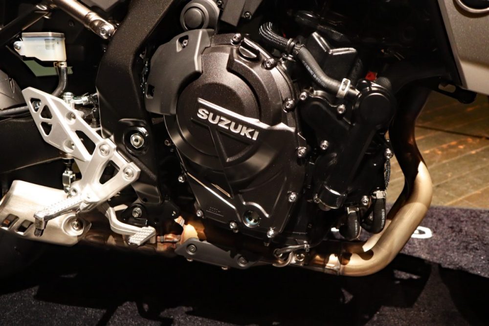 レトロなスタイリングを強調するエンジンサイドカバー