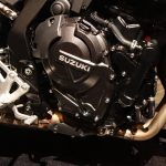 レトロなスタイリングを強調するエンジンサイドカバー