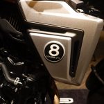 ビリヤードの勝負球である8ボールをモチーフとしたアイコニックなエンブレム(8T)