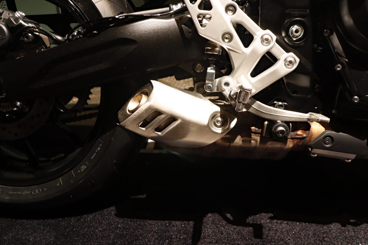 レトロなスタイリングを強調するステンレスマフラーカバー