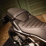 乗り心地を高めるとともにスタイリッシュなタック&ロールデザインを採用したシート