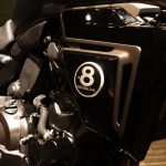 ビリヤードの勝負球である8ボールをモチーフとしたアイコニックなエンブレム(8TT)