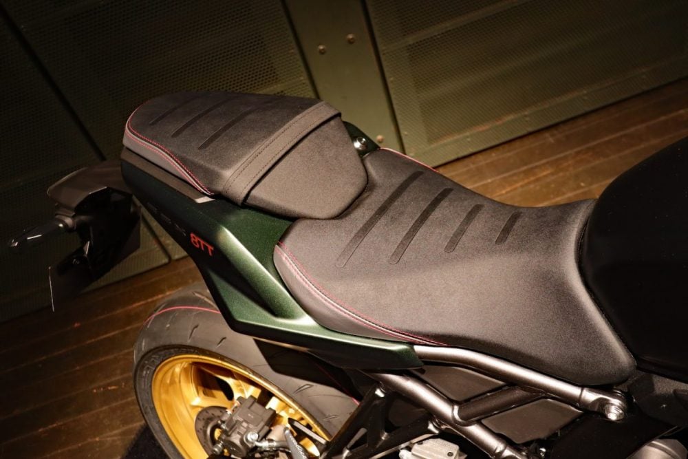 滑らかな表皮がポジションの自由度を高め、赤いステッチによってスポーティな雰囲気を高めるシート