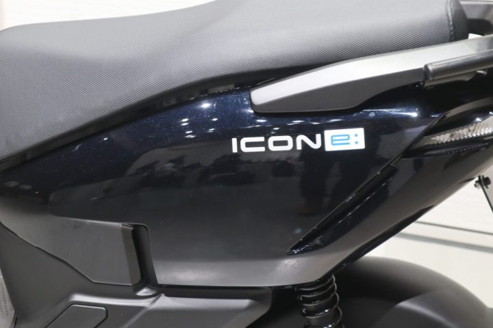 【50cc生産終了…乗り換えの大本命】ついに“使える”電動バイクが出た!ホンダ「ICONe:」はガソリン車並みの便利さで22万円