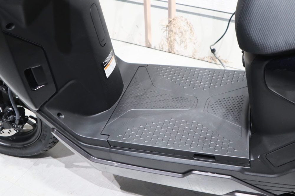 フロアステップは広めの仕様で足置きも快適