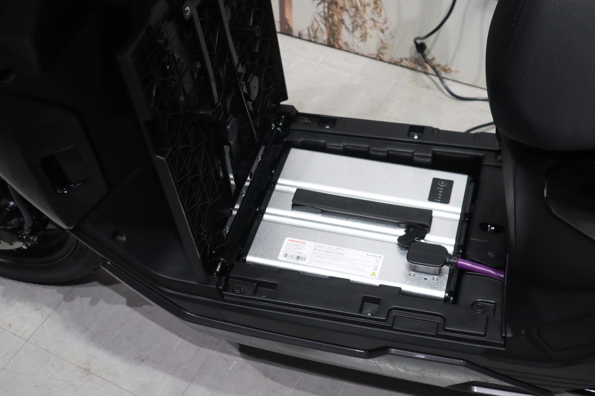 着脱式のバッテリーは、フロアステップ下に格納されている