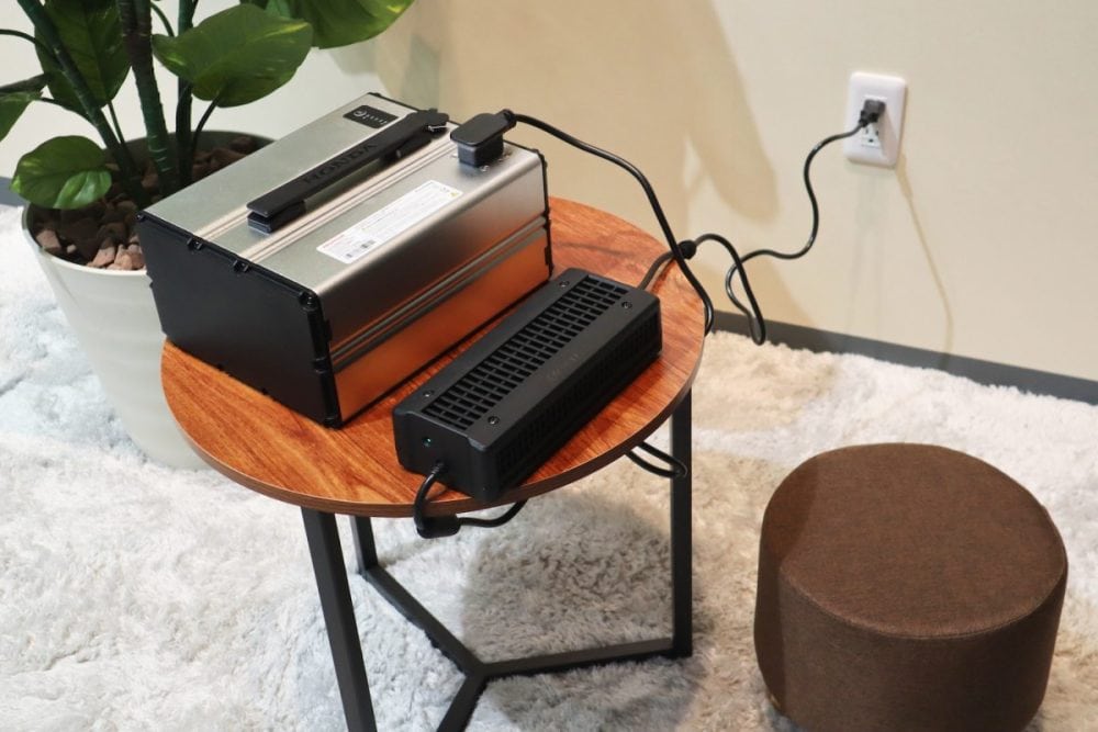 バッテリーは着脱式なので、室内での充電も可能