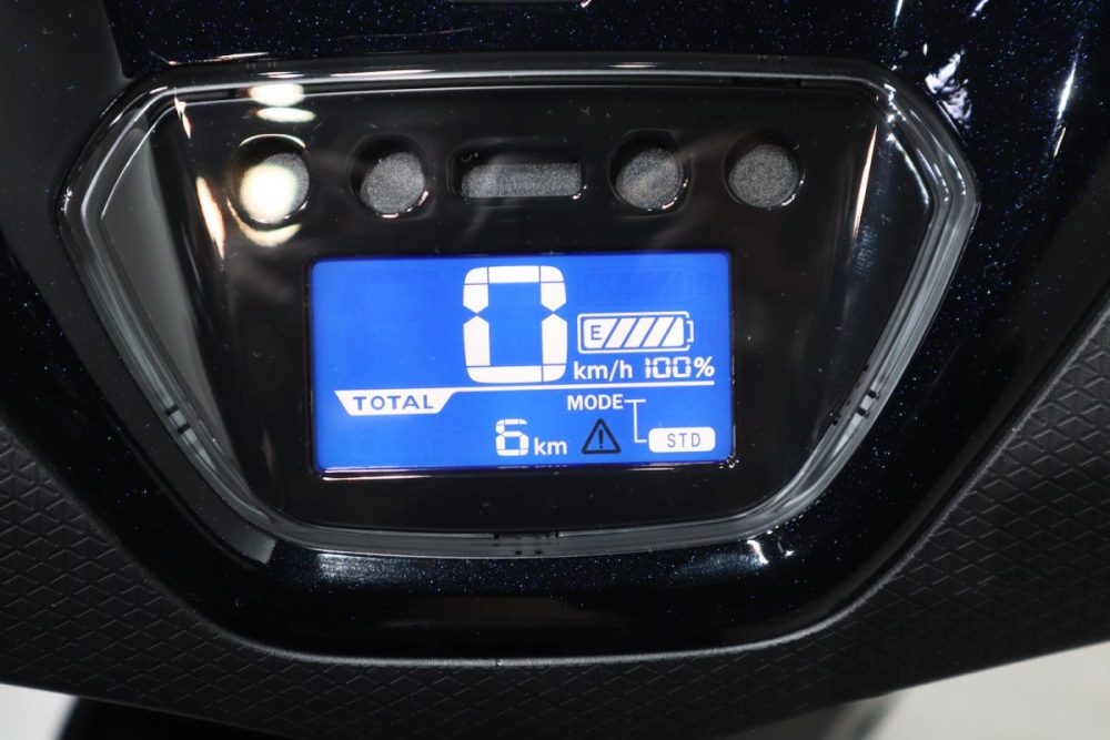 スピード表示が大きくてい見やすいフルデジタルメーター