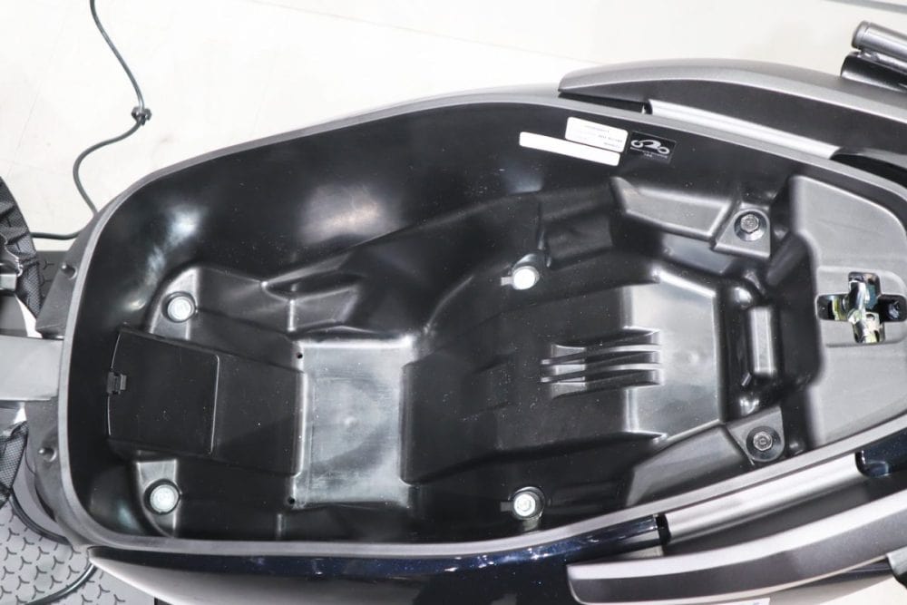 シート下の大容量（26L）のラゲッジスペースは便利で使える装備