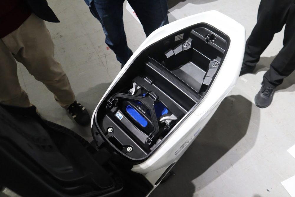 「EM1 e:」はシート下にバッテリーが搭載されてい流ので、荷物スペースは最小限
