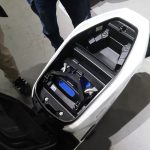 「EM1 e:」はシート下にバッテリーが搭載されてい流ので、荷物スペースは最小限