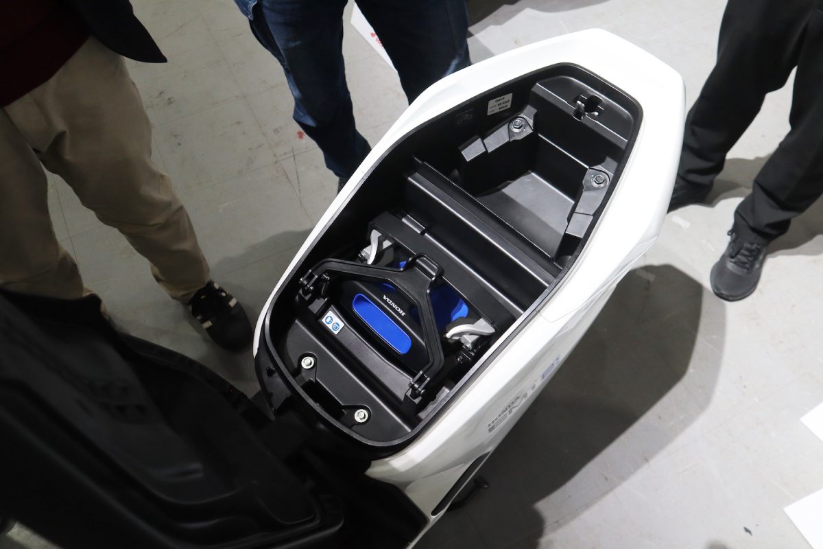 「EM1 e:」はシート下にバッテリーが搭載されてい流ので、荷物スペースは最小限