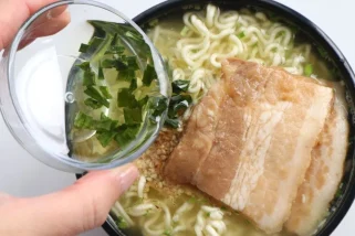 ラーメン好き歓喜…“アレ”を自作で無限投入、日清ラ王の“とろみと旨み”が贅沢な一杯ほか【カップ麺の人気記事ランキングベスト3】（2025年1月版）