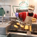 ガラス越しにドーナツを製造する過程が見える「ドーナツシアター」