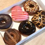 箱は平置き。開けた時に華やかなトッピングが目に入る