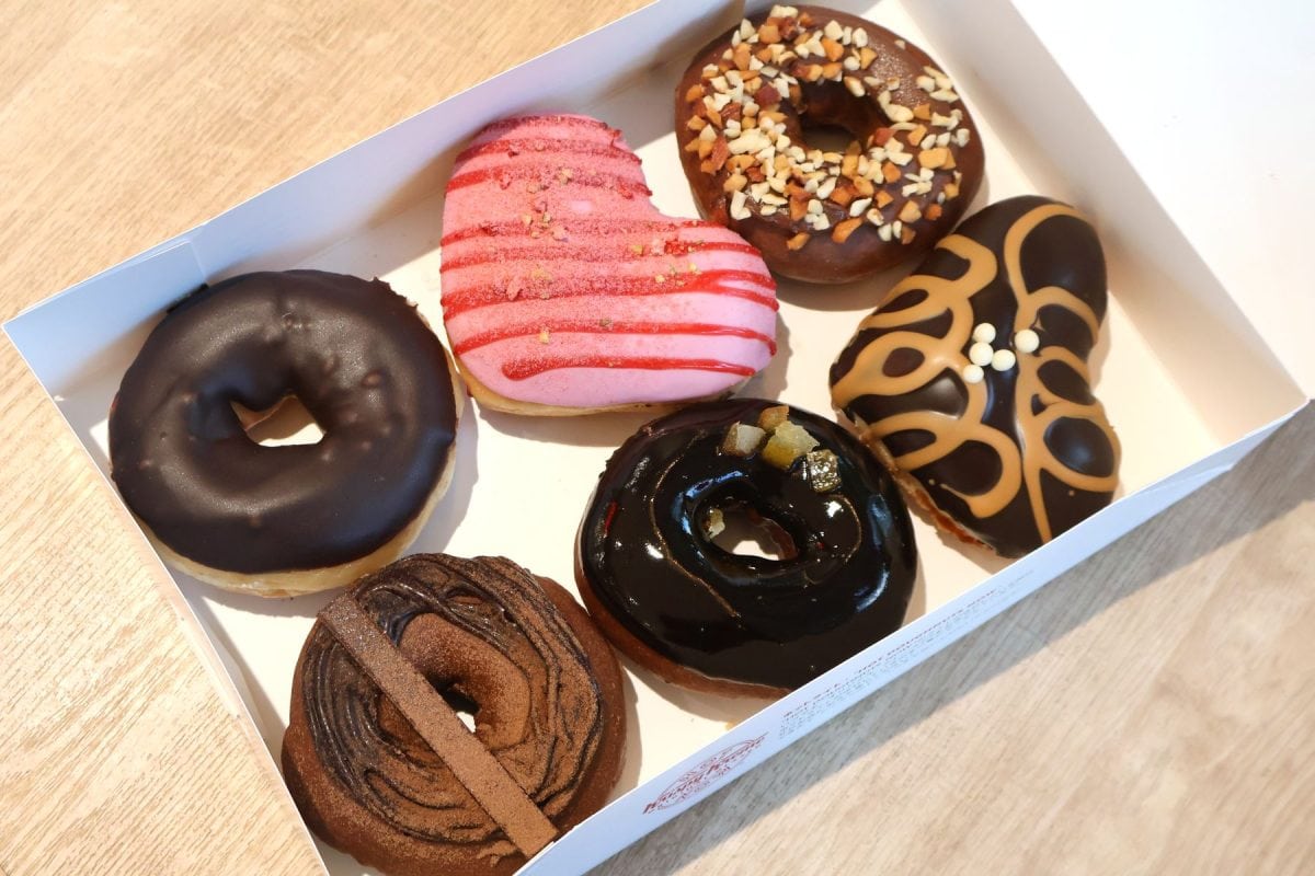 箱は平置き。開けた時に華やかなトッピングが目に入る