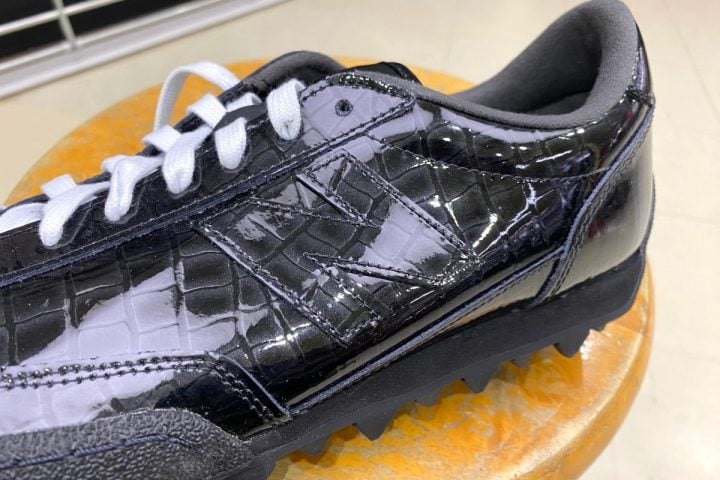 【スニーカーなのに革靴の品格】ニューバランスの隠れた名作が“黒レザー×クロコ型押し”で進化。「GATORRUN」をエディターが試し履き